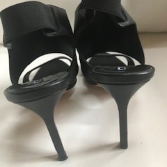 Manolo Blahnik Open Toe Slingback Leather Pumps - Picture 5 of 11